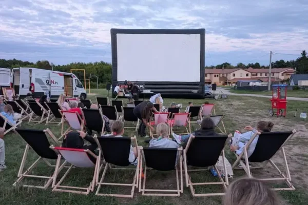 Plenerowe kino w Staszowie: dziś komedia rodzinna na placu rekreacyjnym