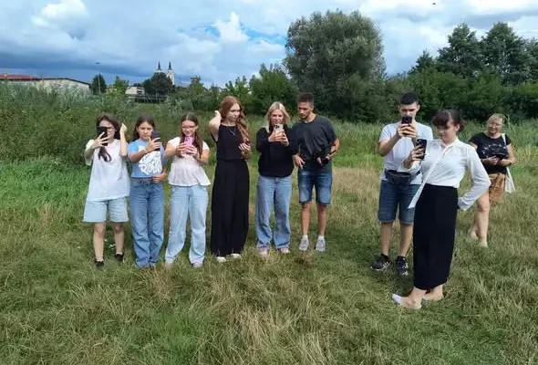 Młodzież z Piątnicy kręci teledysk do autorskiej piosenki „Nie siej hejtu”