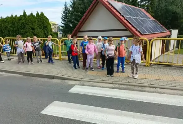Bezpieczeństwo na drodze: przedszkolaki uczą się zasad ruchu pieszego