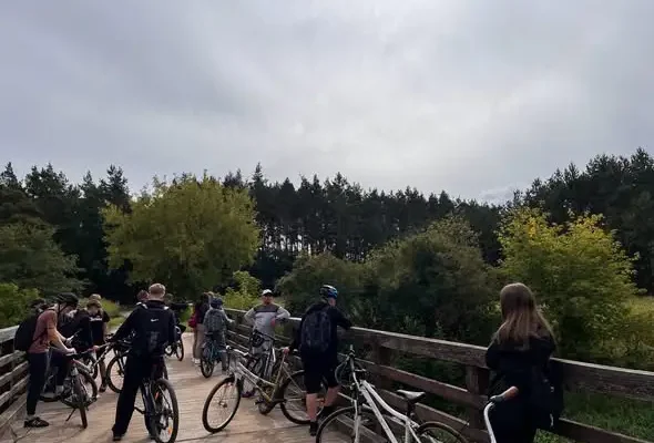 Rowerowa wyprawa klasy VIII z Nowogrodu – lekcja historii i przyrody w terenie