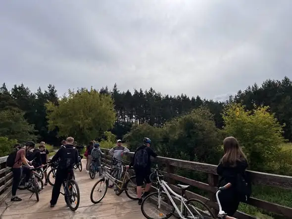 Rowerowa wyprawa klasy VIII z Nowogrodu – lekcja historii i przyrody w terenie