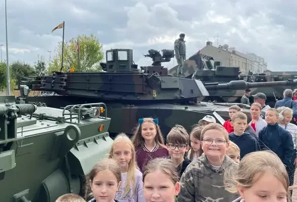 Uczniowie z Łomży na święcie 18. Pułku Zmechanizowanego