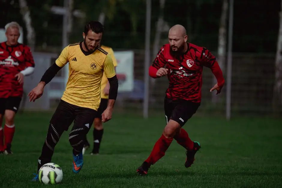 ŁKS II Łódź pokonuje ŁKS Łomża 4:3 w emocjonującym meczu III ligi