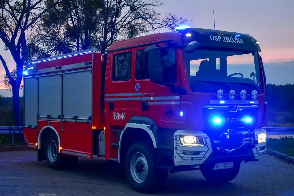 Pożar dostawczaka po zderzeniu na DW645. Akcja strażaków z OSP Zbójna i Kuzie