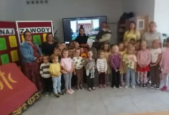 Przedszkolaki i uczniowie spotkali się z rekonstruktorem wydarzeń historycznych