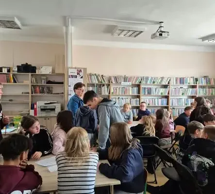 Uczniowie z Kisielnicy odkrywali biblioteczne tajemnice w Piątnicy