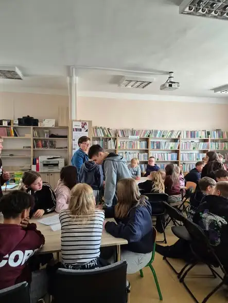 Uczniowie z Kisielnicy odkrywali biblioteczne tajemnice w Piątnicy