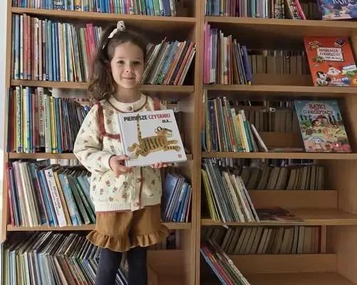 Lenka pierwszą czytelniczką w bibliotece w Drogoszewie – dołączyła do projektu „Mała książka – wielki człowiek”