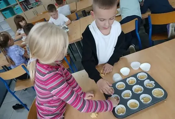 Świetlica szkolna zamieniła się w pracownię cukierniczą – dzieci piekły babeczki z jabłkami
