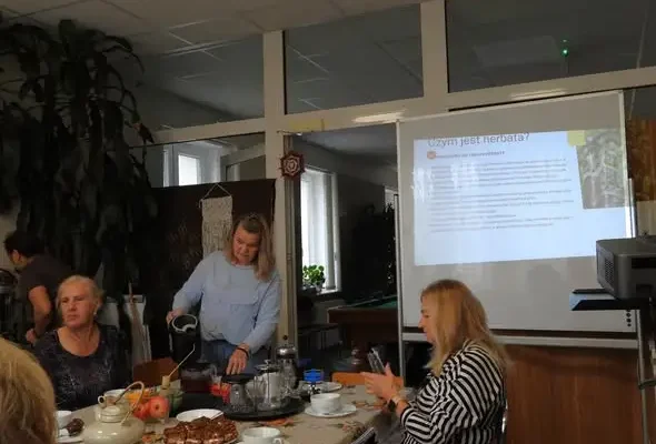 Herbaty świata – aromatyczna podróż seniorów przez kultury i smaki