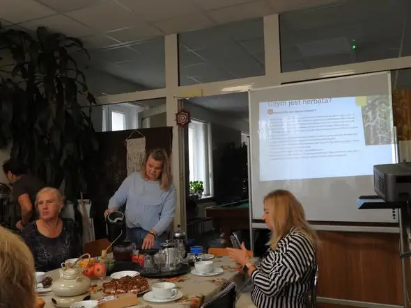 Herbaty świata – aromatyczna podróż seniorów przez kultury i smaki