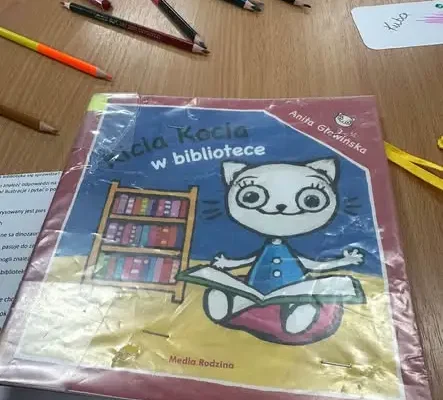 Kicia Kocia zawitała do biblioteki w Konarzycach – Noc Bibliotek 2026