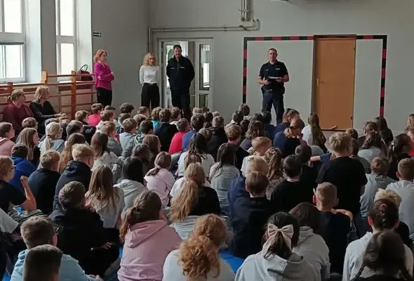 Policja w Piątnicy uczyła młodzież, jak nie dać się dezinformacji i reagować na zagrożenia