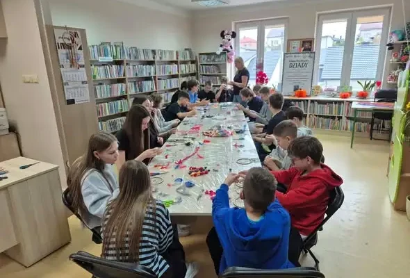 Noc Bibliotek w Piątnicy: klasa 7A tworzyła jesienne łapacze snów