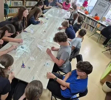 Noc Bibliotek w Piątnicy: młodzież tworzyła biżuterię z żywicy epoksydowej