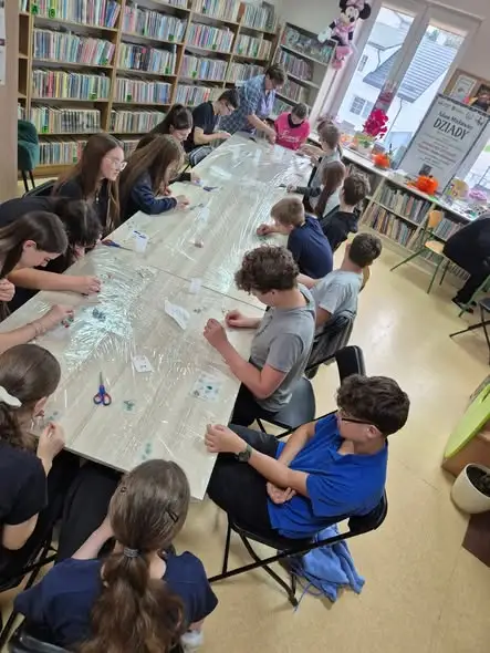 Noc Bibliotek w Piątnicy: młodzież tworzyła biżuterię z żywicy epoksydowej