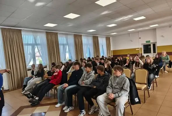 Noc Bibliotek w Miastkowie: spotkania z Jackiem Łapińskim zachwyciły czytelników