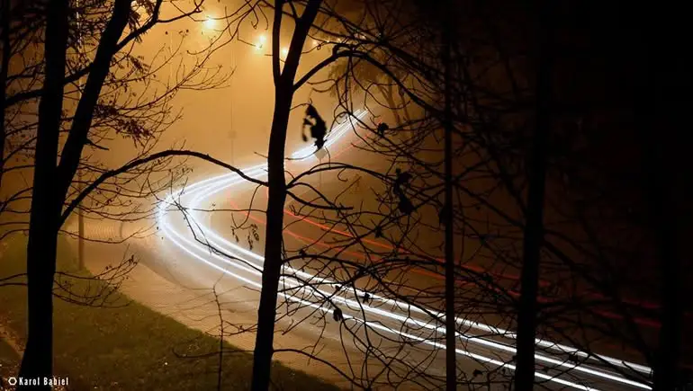 Gęsta mgła nad regionem. IMGW ostrzega: widzialność poniżej 200 metrów