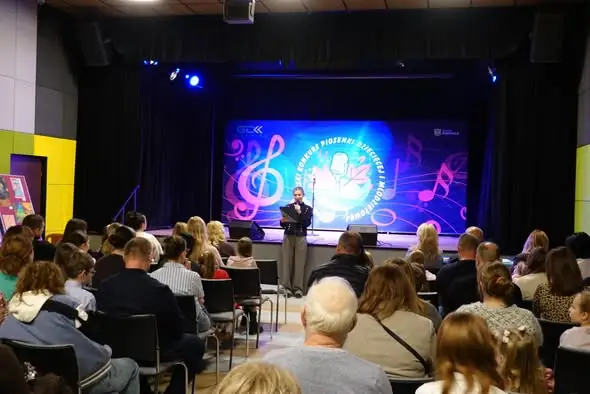 Piątnica: nagrody dla laureatów konkursu piosenki i plastycznego „Kolory jesieni”