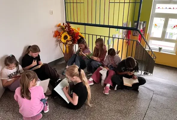 „Przerwa na czytanie” w szkole – korytarze pełne książek i pierwszoklasiści w akcji