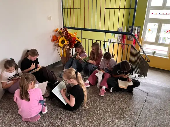 „Przerwa na czytanie” w szkole – korytarze pełne książek i pierwszoklasiści w akcji