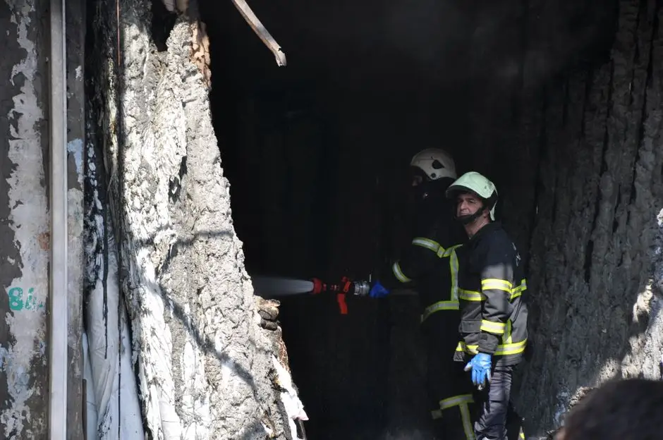 Piątnica: pożar nieużytkowanego budynku. Cztery zastępy straży w akcji