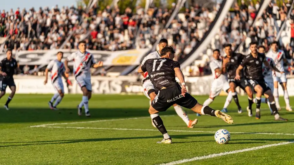 ŁKS Łomża bez zwycięstwa w derbach. Olimpia Zambrów lepsza 2:0