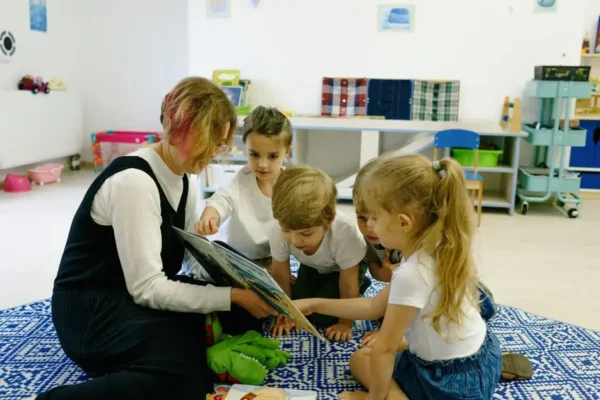 Książkowe poranki w Śniadusiu – sensoryczna przygoda dla najmłodszych