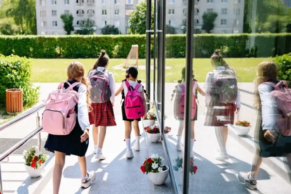 Dzień bez plecaka w szkole – walizki, taczka i odkurzacz zamiast tornistrów